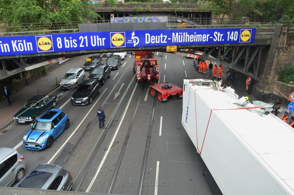 LKW blieb an Bruecke haengen Koeln Deutz Opladenerstr P201.JPG - Miklos Laubert